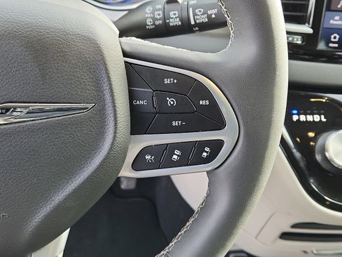 Used 2024 Chrysler Pacifica Touring-L image 18