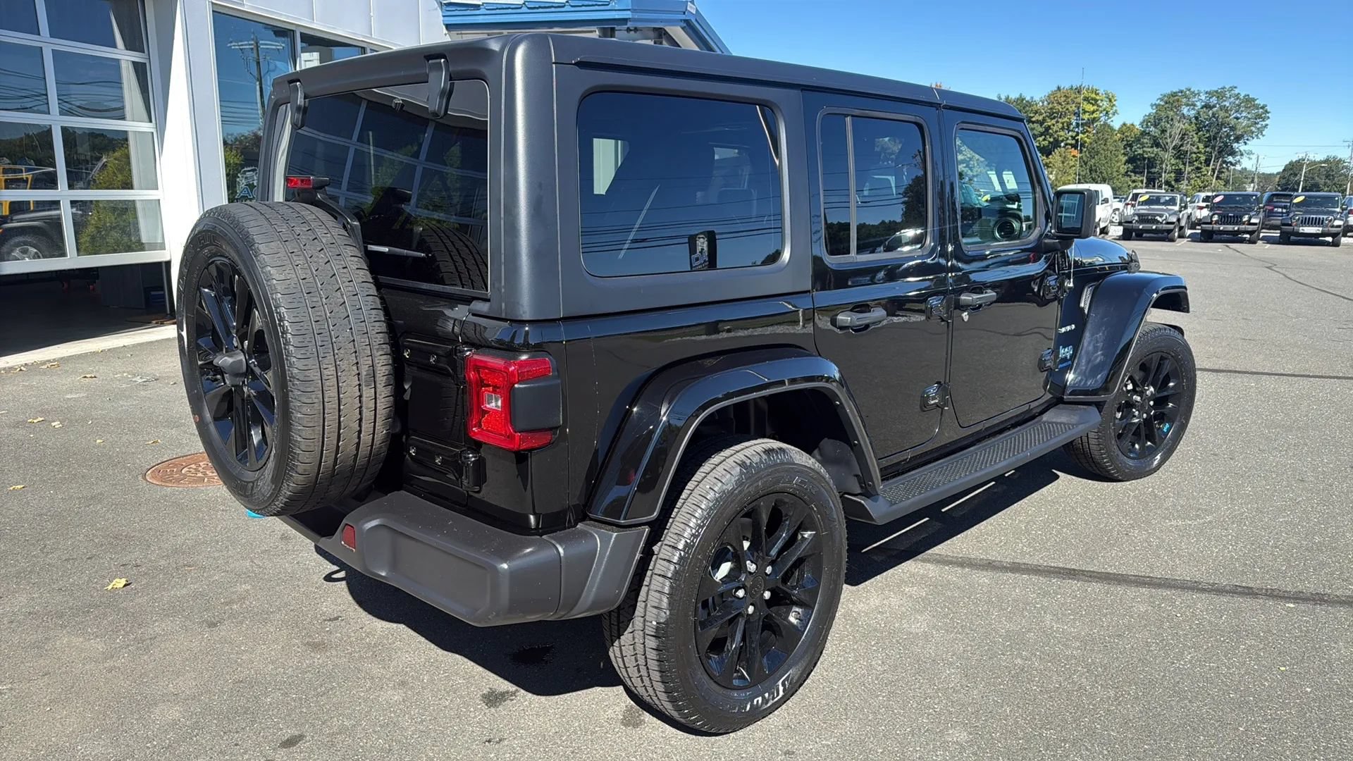 Used 2023 Jeep Wrangler Unlimited Sahara w/ Cold Weather Group AWD/4WD image 16