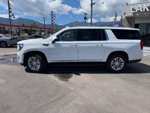 Used 2023 GMC Yukon XL SLT AWD/4WD image 9