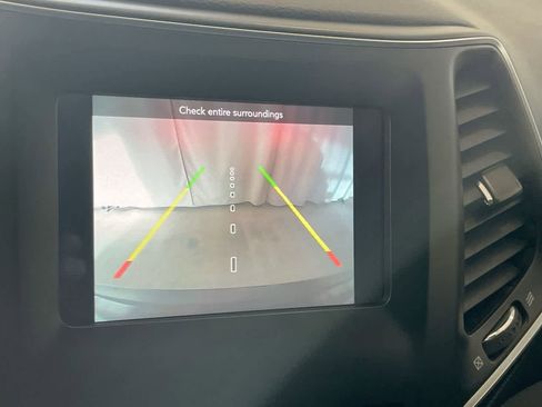 Used 2019 Jeep Cherokee Latitude Plus AWD/4WD image 17