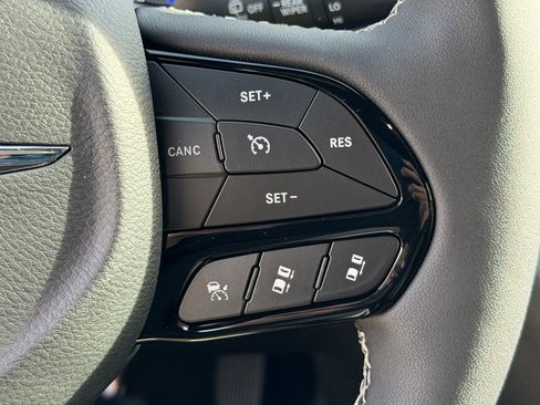 New 2026 Chrysler Pacifica Select image 18