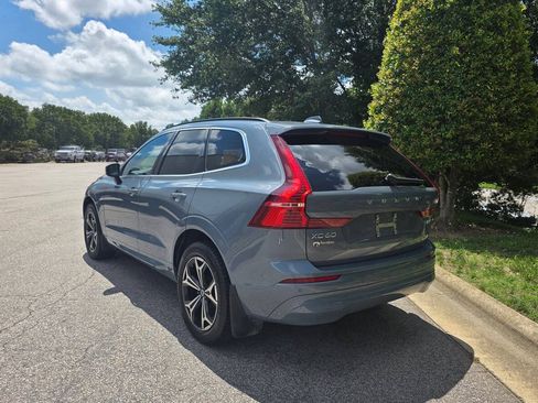 Used 2022 Volvo XC60 B5 Momentum w/ Climate Package AWD/4WD image 3