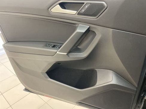 Used 2018 Volkswagen Tiguan SE image 16