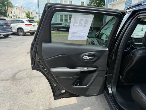 Used 2019 Jeep Cherokee Latitude Plus AWD/4WD image 37