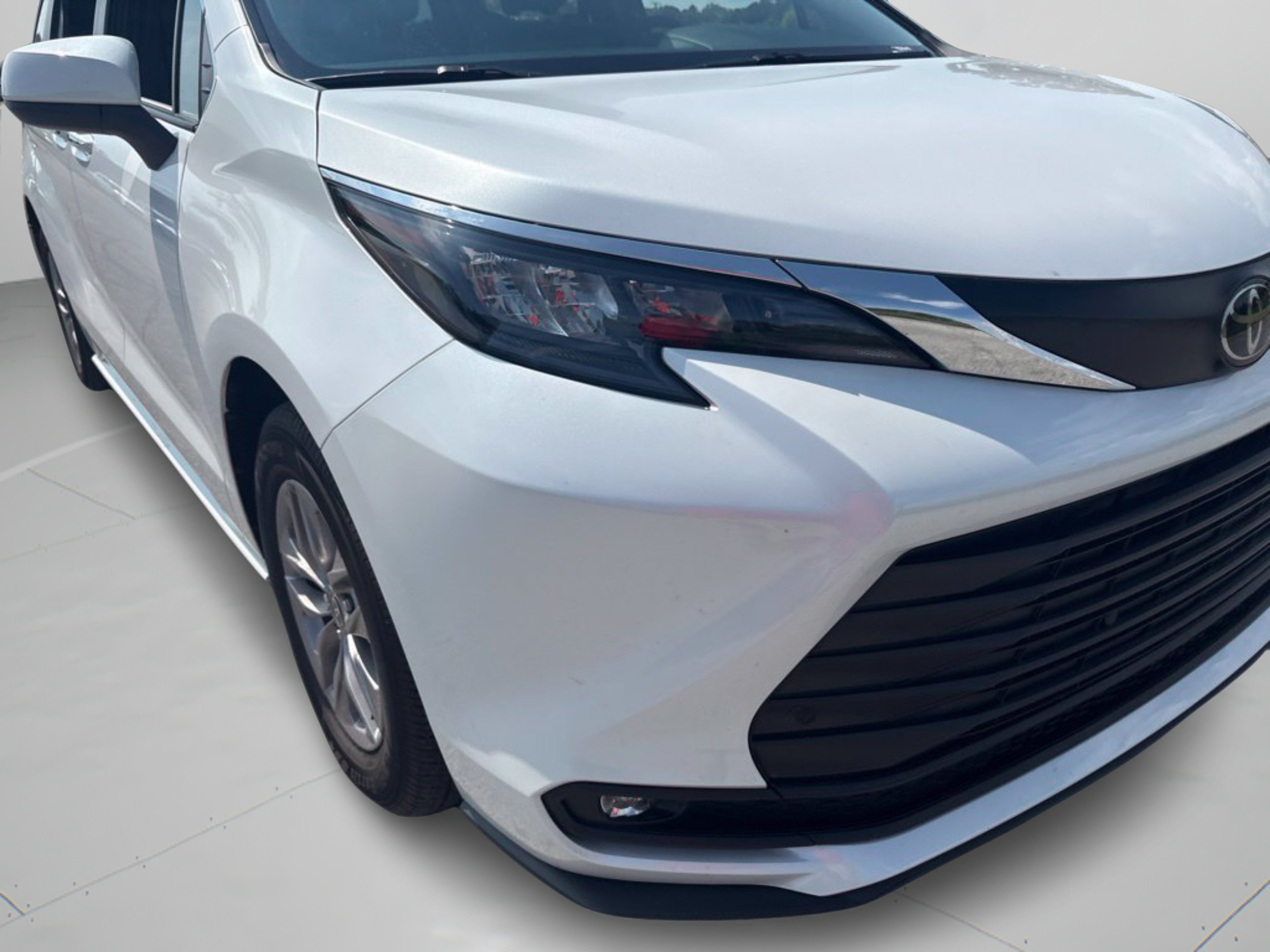 Certified 2026 Toyota Sienna XLE FWD image 2