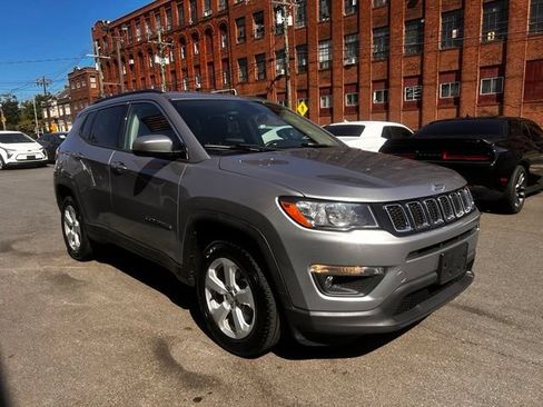 Used 2018 Jeep Compass Latitude w/ Popular Equipment Group AWD/4WD image 3