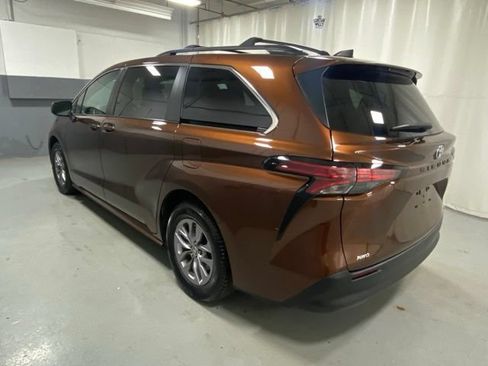 Used 2022 Toyota Sienna LE AWD/4WD image 2