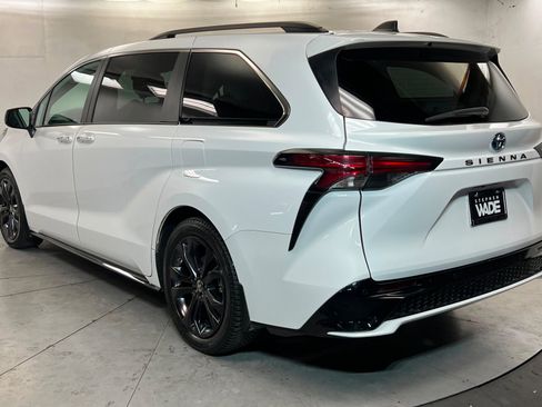 Used 2023 Toyota Sienna XSE w/ XSE Plus Package FWD image 3