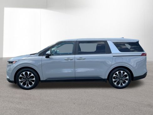 Used 2024 Kia Carnival EX FWD image 10