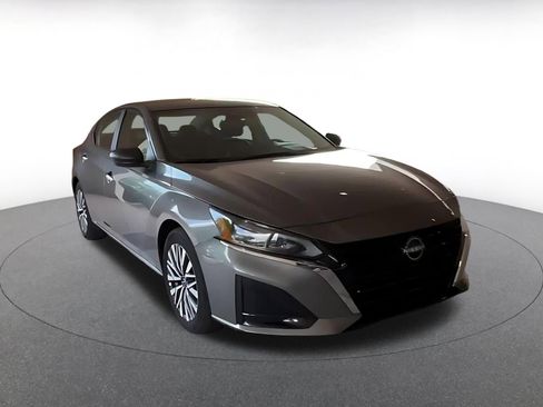 Used 2025 Nissan Altima 2.5 SV FWD image 3