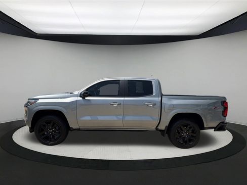 Used 2025 Chevrolet Colorado Z71 w/ Technology Package AWD/4WD image 2
