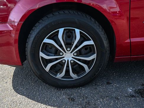 Used 2016 Chrysler Town & Country Touring w/ Driver Convenience Group image 12