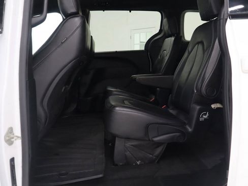Used 2018 Chrysler Pacifica Touring-L w/ Premium Audio Group image 13