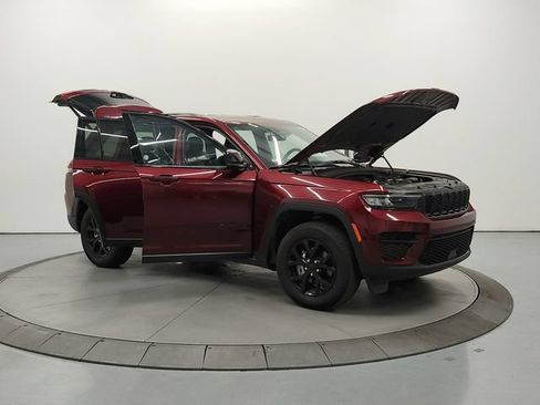 Used 2025 Jeep Grand Cherokee Altitude AWD/4WD image 10