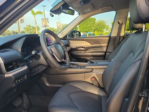 Used 2024 Toyota Grand Highlander Limited AWD/4WD image 19