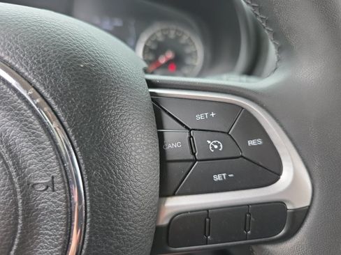 Used 2019 Jeep Renegade Latitude FWD image 22