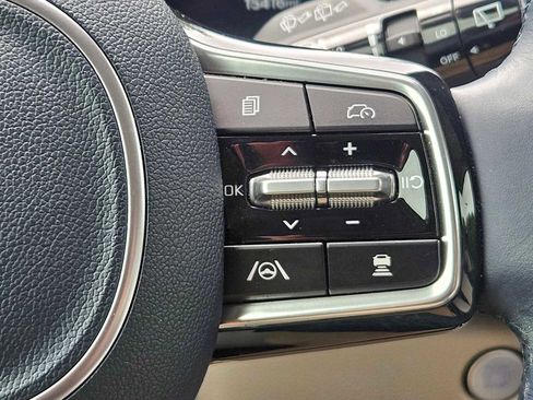 Certified 2025 Kia Carnival SX Prestige FWD image 12