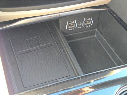 Certified 2023 Chrysler Pacifica Limited FWD image 37