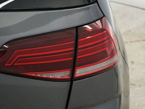 Used 2019 Volkswagen Golf R 4-Door image 13