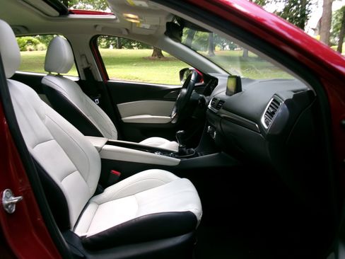 Used 2018 MAZDA MAZDA3 Grand Touring w/ Premium Equipment Package FWD image 14