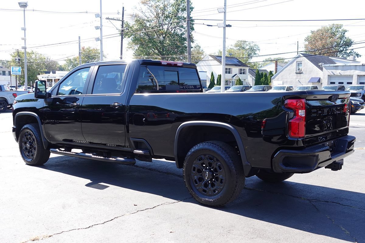 Used 2024 Chevrolet Silverado 2500 LT w/ Midnight Edition AWD/4WD image 2