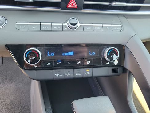 Used 2024 Hyundai Elantra SEL FWD image 31