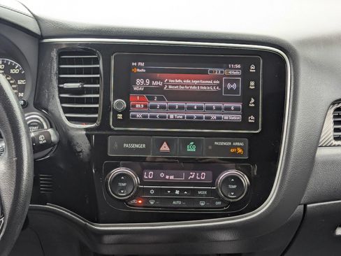 Used 2017 Mitsubishi Outlander SE AWD/4WD image 17