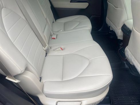 Used 2020 Toyota Highlander XLE AWD/4WD image 27