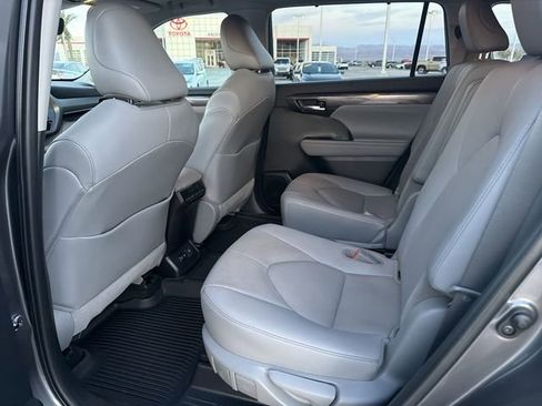 Used 2021 Toyota Highlander Limited image 29