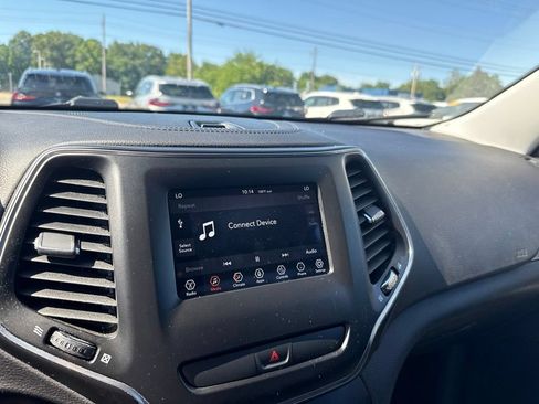 Used 2019 Jeep Cherokee Latitude Plus w/ Comfort/Convenience Group FWD image 15