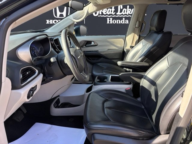 Used 2023 Chrysler Pacifica Touring-L FWD image 10