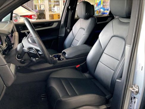 Used 2025 Porsche Cayenne AWD/4WD image 3