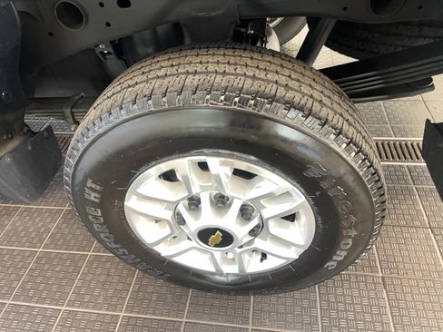 Used 2024 Chevrolet Silverado 2500 LT w/ Convenience Package image 5