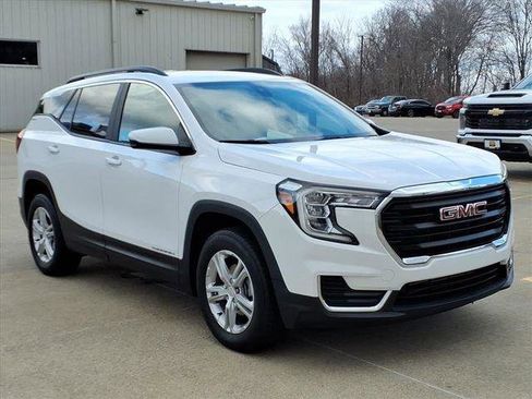 Used 2023 GMC Terrain SLE w/ Driver Convenience Package image 6