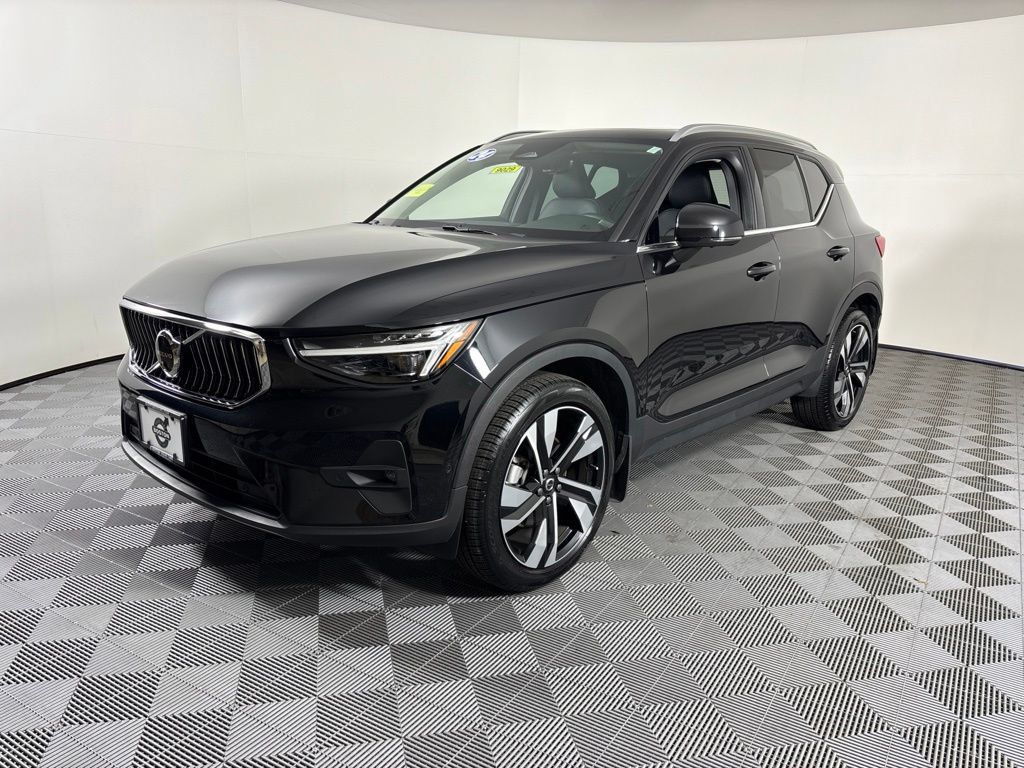 Certified 2024 Volvo XC40 B5 Ultimate w/ Climate Package AWD/4WD image 3