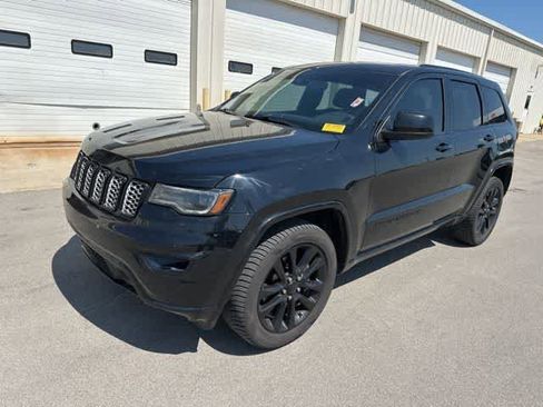 Used 2021 Jeep Grand Cherokee Laredo X image 2