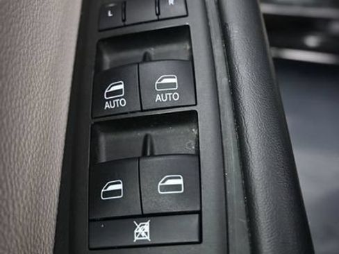 Used 2024 Chrysler Pacifica Touring-L FWD image 12