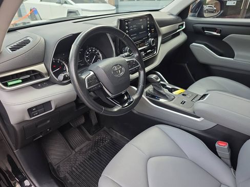 Used 2021 Toyota Highlander XLE FWD image 10
