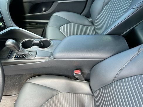 Used 2021 Toyota Camry SE w/ Convenience Package FWD image 28