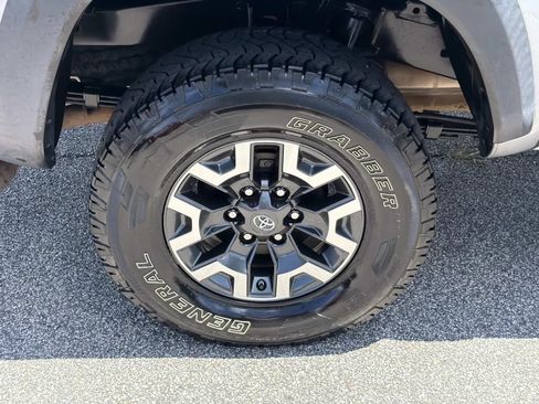 Used 2019 Toyota Tacoma TRD Off-Road AWD/4WD image 17