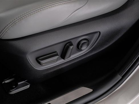 Used 2022 Toyota Venza XLE image 33