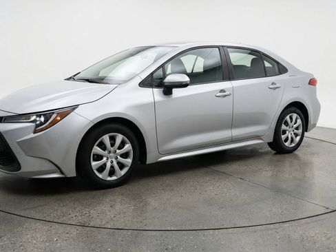 Used 2025 Toyota Corolla LE image 3