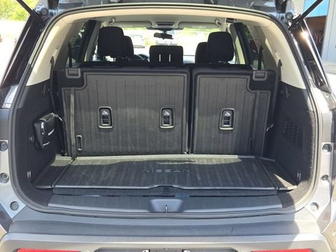 Used 2022 Nissan Pathfinder SV AWD/4WD image 17