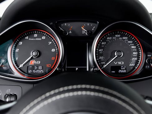Used 2015 Audi R8 Competition image 17