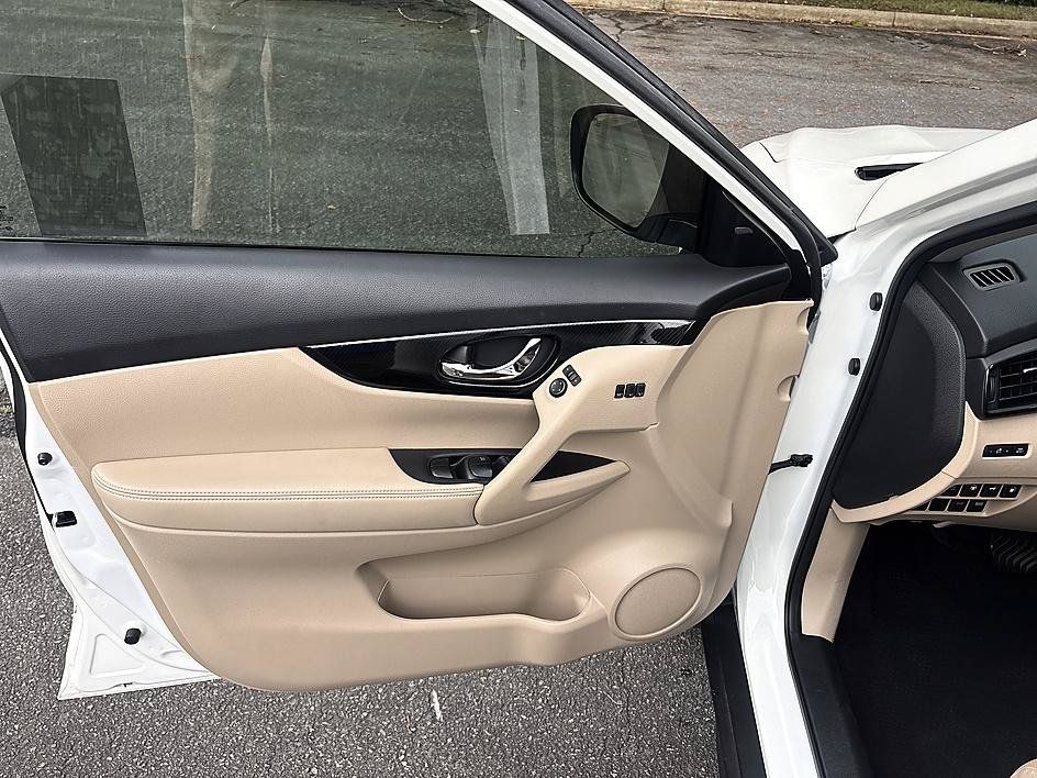 Used 2020 Nissan Rogue SL w/ Premium Package FWD image 9