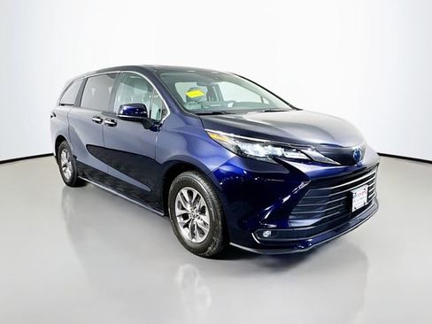 Used 2025 Toyota Sienna XLE AWD/4WD image 8