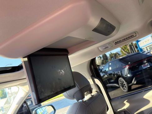 Used 2024 Toyota Sienna XLE w/ XLE Plus Package FWD image 30
