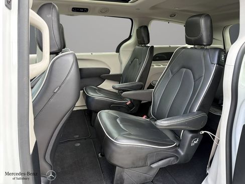 Used 2023 Chrysler Pacifica Limited AWD/4WD image 16