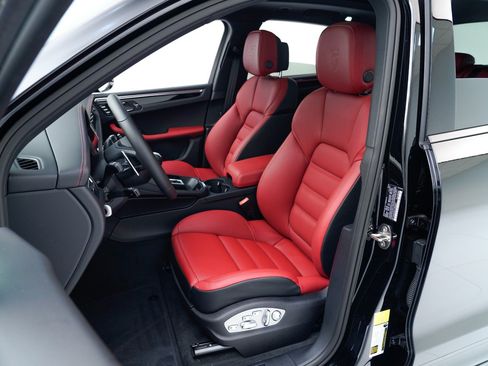 Used 2026 Porsche Macan AWD/4WD image 5