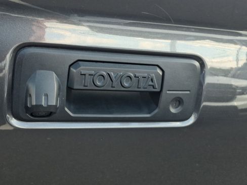 Used 2018 Toyota Tacoma SR5 AWD/4WD image 30